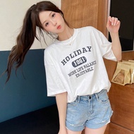 เสื้อยืดตัวหนาสะดุดตา ไหล่ตก มี 'HOLIDAY 1961 WORK LIFE BALANCE ENJOYABLE Summer' เป็นกราฟิก