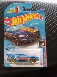 Hot wheels CUSTOM 18 FORD MUSTANG GT biru