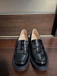《CHUAN SHOES》頭層牛皮亮面粗高跟樂福鞋 23 36
