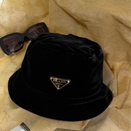 Prada 黑色絲絨漁夫帽
