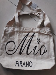 Mio FIRANO這款帆布包是日本知名品牌，可側背/跨肩背/手提，在東京各大著名百貨公司均設有專櫃，由廣末涼子、上戶彩等知名女星代言，是日本備受好評的包包品牌！請參考最後一張的品牌官網照片！