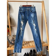 (Liquidation of personal items) Low-waisted ripped jeans