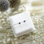 迷你天然藍寶石珠邊包鑲純 18K 白金耳環