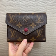 LV 原花紫紅皮釦Victorine 6卡三折短夾M41938