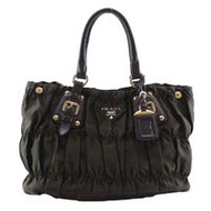 二手 Prada 卡其色尼龍雙肩托特包。可斜背、肩背或手提。 A4 尺寸，磁扣開合。女士款。