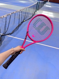 Wilson Clash 100L V2 ไม้เทนนิสใบมีดที่ปรับแต่งได้พร้อมสีเหลืองส่องสว่างและสีชมพูนีออนสําหรับแฟนกีฬาแ