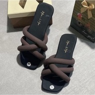 Round, pretty woven sandals, 1cm cap, cute on feet, easy to coordinate.