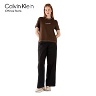 CALVIN KLEIN เสื้อยืดคอกลมแขนสั้นผู้หญิง รุ่น 47D213G WFM-สีน้ำตาล
