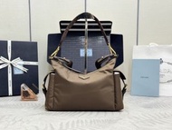 PRADA 探索包1BC264 配2條可拆卸、可調節的編織標志帶肩帶。容量大， 長32x高22x底11.5cm