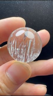 特別的天然水晶球 水膽晶中晶球 22.4mm 晶中晶排列整齊 “萬箭齊發” 每條晶中晶里面都有水膽泡