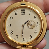 นาฬิกาวินเทจ นาฬิกาพก Pocket Watch  Daks 2เข็มครึ่ง นาฬิกาญี่ปุ่น มือสอง สภาพสวย ระบบถ่าน ตัวเรือนสีทองสวย มีรอยบ้างตามกาลเวลา กระจกสวยใส ขนาด 42mm. หายากมากๆอีกเรือนค่ะ ที่ตัวเข็มวินาทีอยู่ตรงหลักเลข 3