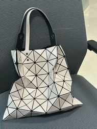 🔥清庫存｜超低價走貨 | 全新正品三宅一生BAO BAO ISSEY MIYAKE經典十格亮面奶茶灰菱格托特包 通勤百搭大容量可折疊超輕無負擔 | Issey Miyake BaoBao 10 Gri