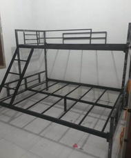 ranjang 2 tingkat ukuran 90x200 atas.  120x200 bawah ongkir pasang 150rb plus kasur atas bawah