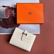 購入閒置 ::HERMES:: K刻 Bearn Compact米白色鴕鳥皮銀釦短夾