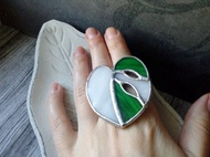 彩色玻璃龜背竹白胸針。龜背竹植物葉子胸針。玻璃飾品