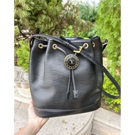 華倫天奴 Valentino Garavani 經典古董 絕版 黑色皮革 水波紋抽繩水桶包  日本中古 bucket bag