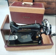 Singer勝家古董 手搖縫紉機，超過60年歷史，有歲月痕跡，完美主義不合，多年前購自英國，只供陳列珍藏