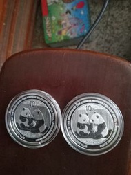 大陸2009年中國現代貴金屬發行三十周年熊貓十元銀幣紀念幣二枚，希少