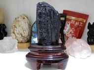 紫愛水晶 ~ 天然黑璧璽原礦（品種：針狀亮面）贈底座 尺寸：約82*45*26（ｍｍ）純重約235.5g 產地：墨西哥