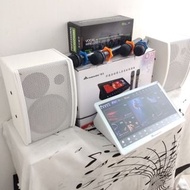 全新3TB 5合1包喇叭， 2026 升級款-5G高速INANDON 香港國際音王(有藍牙)純白色(可選黑色)家用點歌機,6寸半單元唱K專用喇叭附有掛牆架，方便掛牆使用，可直放横放)，送4支咪！(可淨