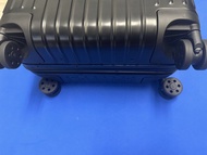 RIMOWA 黑色鋁合金行李箱