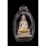 龍婆坤 純銀藥師佛 名模 
龍婆坤經典之作
市場非常罕見的藥師佛
中间有龍婆坤的袈裟与手刻真金符管
純銀版 限量製作400枚
Wat banrai