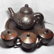 1 set of embossed clay teapots with 3 cups