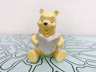 全新正品 disney    winnie 維尼   鑲黃金邊陶瓷公仔 （書本側邊鑲金粉）擺飾品   &amp;  文鎮