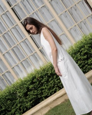 AOEM STUDIOS | Pure Dress - Đầm trắng dáng suông cổ V không tay túi thêu tối giản