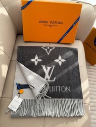 💥現貨💥氣質爆棚經典老花漸變灰雙面可戴 LV REYKJAVIK 大logo流蘇羊絨圍巾 | Louis Vuitton Reykjavik Classic Monogram Gradient Gre