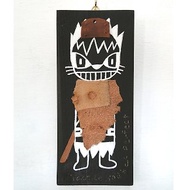 革鎧をつけたネコ戦士のウッドバーニングアート アフリカ オブジェ 木工 木雑貨 精霊 民族 エスニック No7
