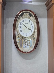 RHYTHM นาฬิกาแขวนผนัง รุ่น 4MJ895WD23 คริสตัล SWAROVSKI มีเพลงบรรเลง รับประกัน 1ปี