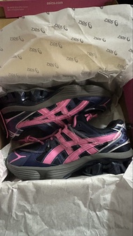 Yoasobi ASICS 鞋