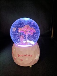 夢幻櫻花水晶球音樂盒,雪花愛心天使跳舞女孩,
音樂盒,彩燈,自動飄雪,自動愛旋轉
W10cmxH15cm
配3xAAA電。 
太子交收,
sf到付