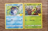 【PTCG】Pokemon 25週年限定 美國特典收藏閃卡 - 敲音猴＆淚眼蜥（比卡超25標記）