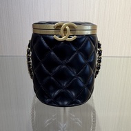 Chanel 黑色菱格紋圓筒包