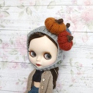 Knitted hat for Blythe.