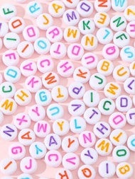 100 顆 7 毫米壓克力英文字母壓克力珠搭配白色背景和彩色字母，可用於製作珠寶、項鍊、手鍊，DIY 混合英文字母元素，