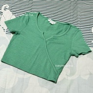 Urban Revivo : Green crop top (9xx.-)