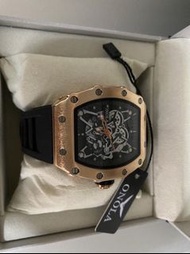 ONOLA 義大利品牌 玫黑鏤空設計酒桶造型個性時尚 機械男錶