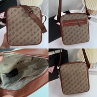 กระเป๋าสะพายข้าง guess พร้อมถุงผ้า ขนาด 9 นิ้ว สูง 9.5 นิ้ว อุปกรณ์ : ถุงผ้าแบรนด์ ป้ายห้อย ราคา