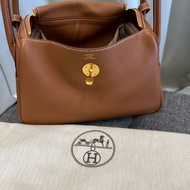 Hermès 愛馬仕 Lindy 26 U刻 ｜金棕色｜金扣