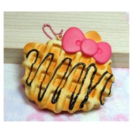日本帶回 三麗鷗 正版授權 Hello Kitty 軟軟 鬆餅 吊飾 巧克力鬆餅 掛飾 仿真 PU發泡 捏捏 回彈 squishy KT 凱蒂貓 日貨