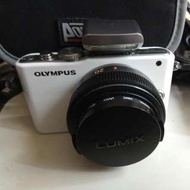 白色Olympus EPL 3 連充電後備電池+Panasonic Linux 20 mm f1.7餅鏡+相機袋9成新， 操作一切正常