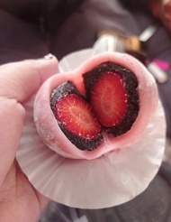 Daifuku Mochi Strowberry Moci Isi Coklat Setrawberry Mochi Viral Lembut Kenyal