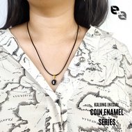 Kalung Inisial Nama Huruf Coin Enamel Hitam Putih Tali Korea 1.5 mm Hadiah Pasangan Persahabatan