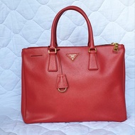 tas Prada galleria saffiano red leather zipper bag large original / top handle bag tas kulit merah a