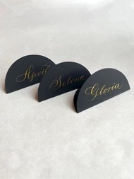 西洋書法手寫婚禮宴會座位卡（黑色半圓企款）Calligraphy Place Card | Wedding