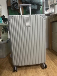 28寸銀色行李箱