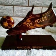 piala top score sepak bola kayu